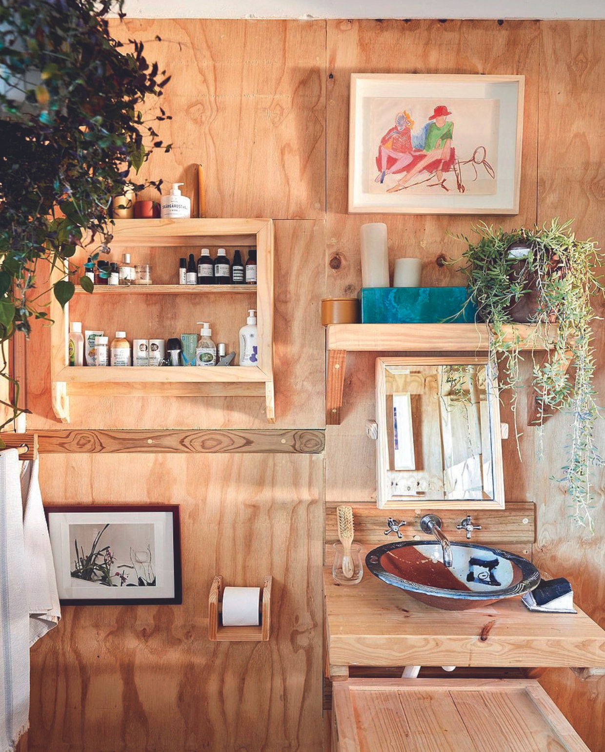 Keramieken schaal Andrew Walford, gebruikt als wasbak, print Frauke Stegmann. vtwonen special binnenkijken 07-2024 | productie Living Inside | styling Kerryn Fischer | fotografie Warren Heath Living Inside