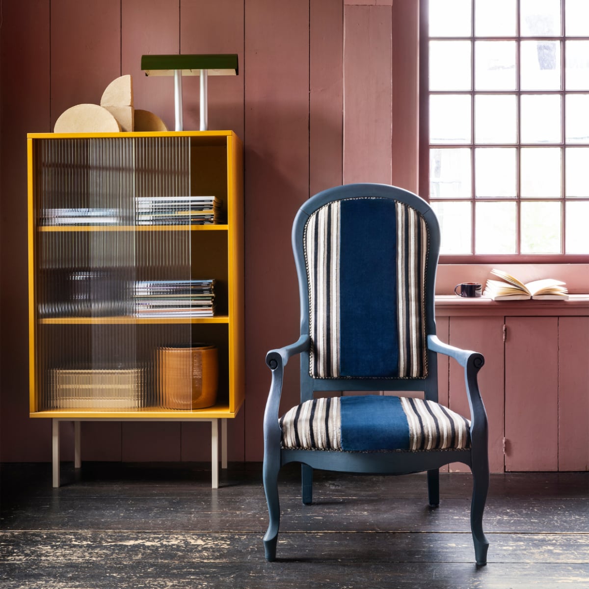 Tweedehands fauteuil € 29,95 (kringloopsaartje.nl). Blauwe verf Dead Flat in Hague Blue van Farrow & Ball, per 0,75 liter € 52,- (deruamsterdam.nl). Velours stof Velluto di Cotone CA1410/053 van Carlucci, 140 cm breed, per meter € 140,- (jab.de). Vitrinekast Color Cabinet, staal en glas, 75x39x130 cm (bxdxh) € 1799,-, aluminium tafellamp Anagram € 295,- (hay.nl). Klei sculpturen Shape van Ferm Living, set van 4 € 175,-, aardewerken gele pot van Serax € 35,- (vtwonen.nl/shop). Bord Zwaluw van Astier de Villatte € 89,- (maisonnl.com). Overig privébezit. vtwonen 10-2023 | styling Marianne Luning | fotografie Stan Koolen