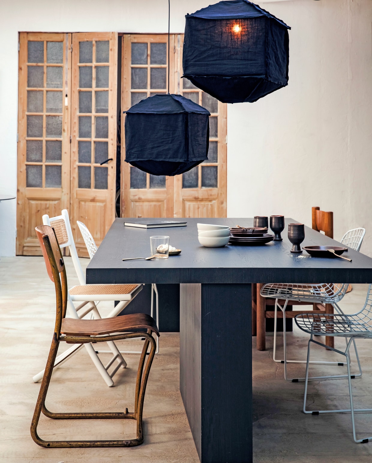 vtwonen collectie (Hanglamp Titan van katoen, zwart (ook in wit), 40x60 cm (hxØ) € 119,95, 60x50 cm (hxØ) € 128,95, ook in 50x40 cm (hxØ) € 107,95) M.m.v. com-anders.nl (stoel links voor), ikea.nl (glaswerk), cocooncollectables.nl (tafel, overige stoelen, servies). vtwonen 01-2020 | styling Marlies Does | fotografie Ernie Enkelaar