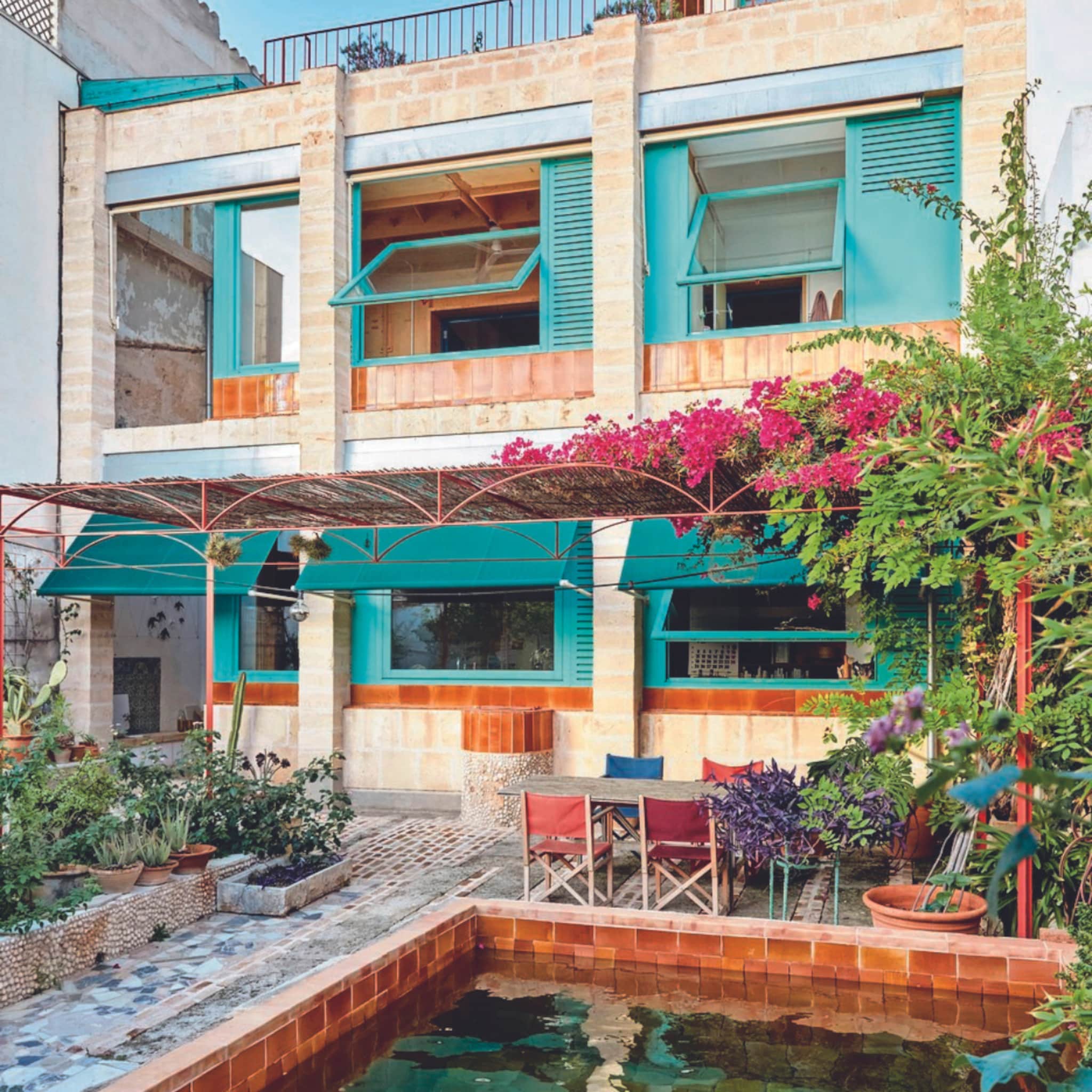 Prachtig huis op Mallorca met blauwe zonneschermen