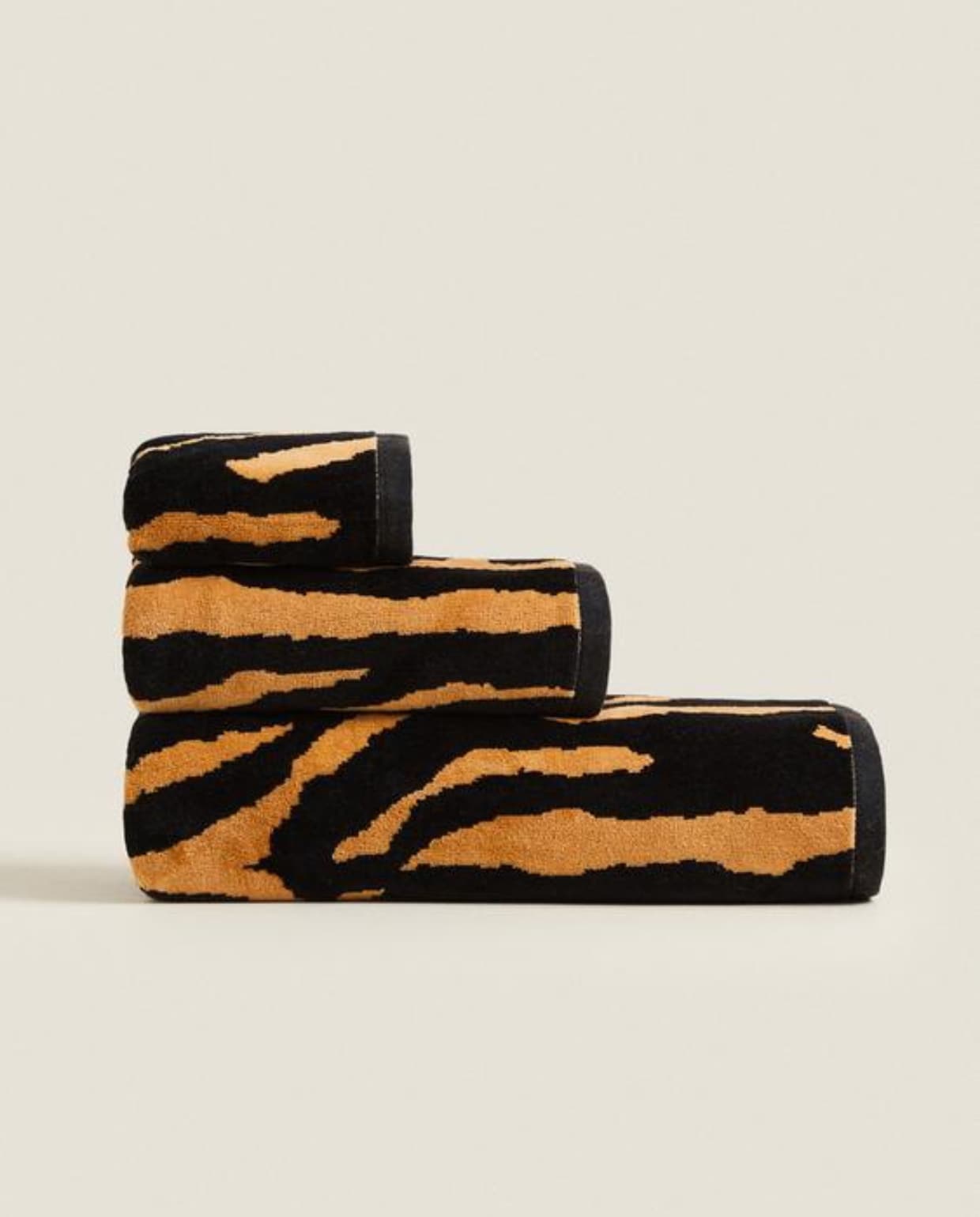 ZARA velvet handdoeken met tijgerprint ZARA