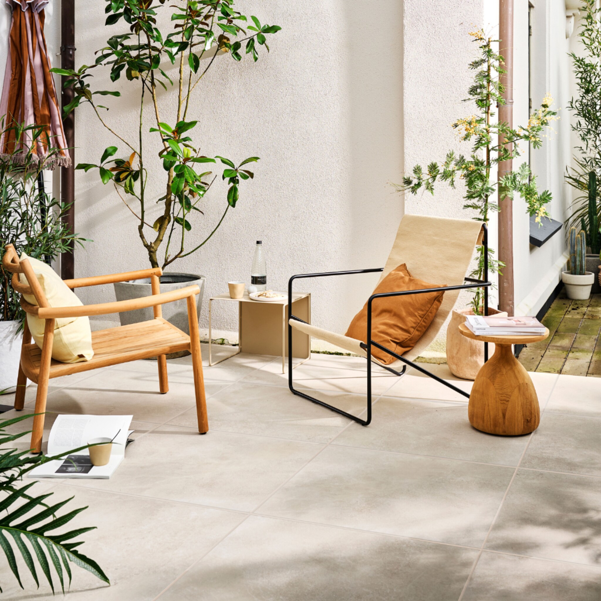 Terras met grijze tegels en twee stoelen
