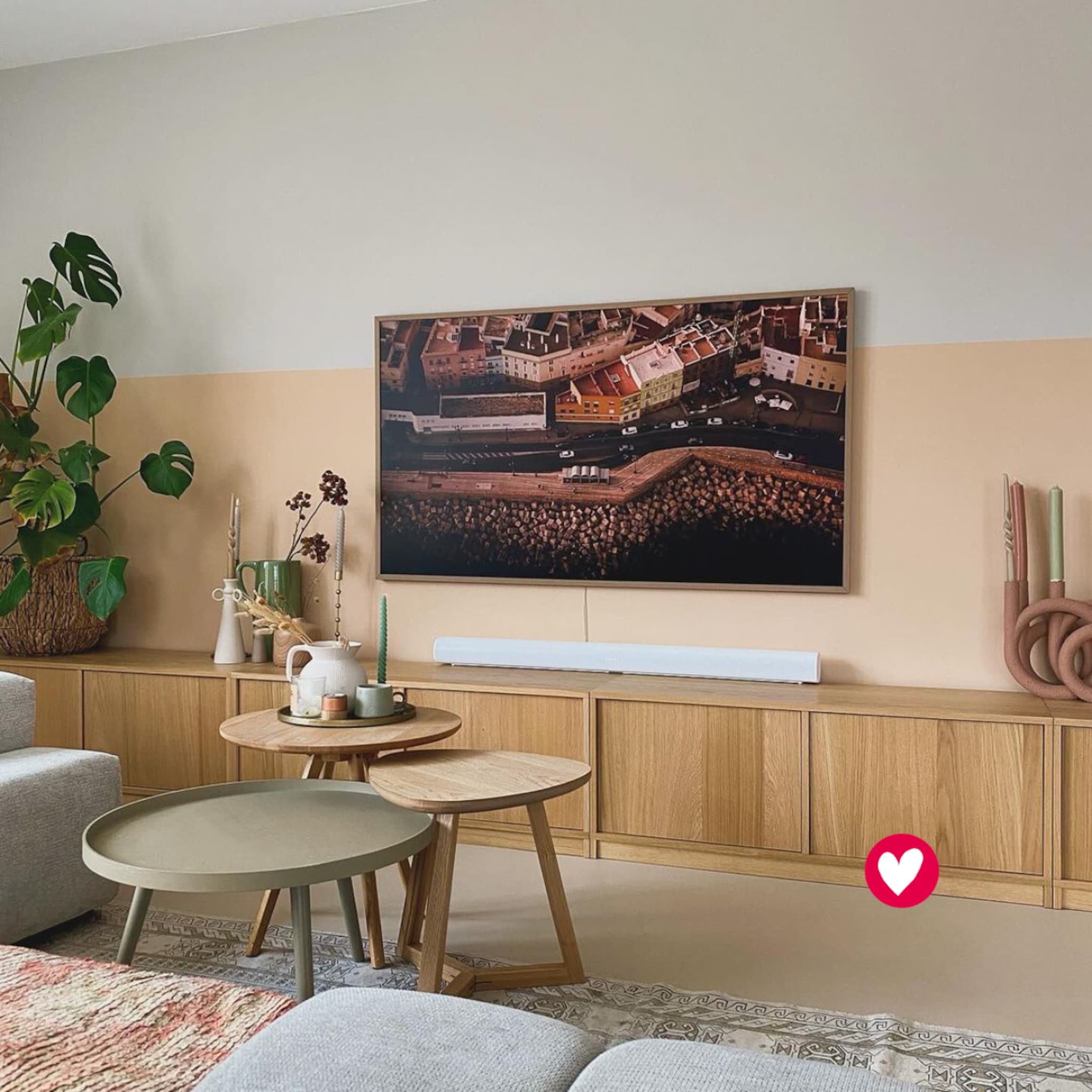 Woonkamer met houten tvmeubel
