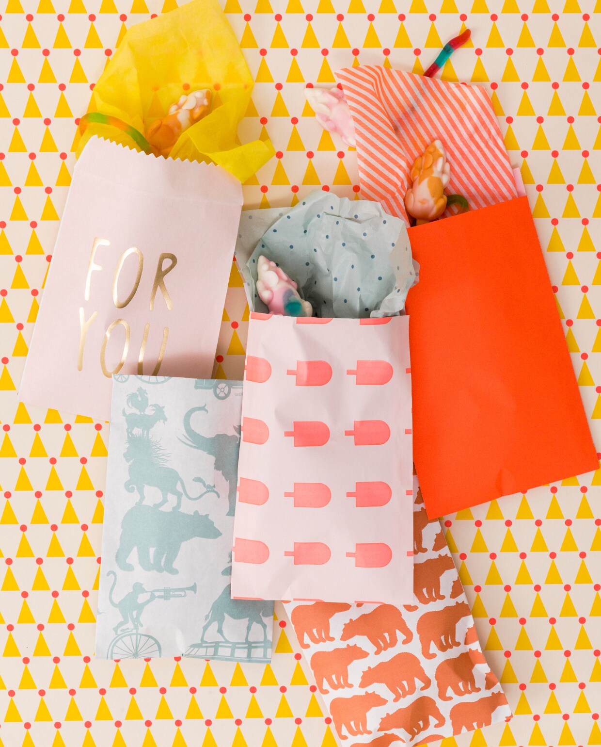 zakje For you per 6 € 1,-, geel vloeipapier in 3 kleuren per 3 € 1,50 (hema.nl). Zakje met ijsjes middelgroot, per 10 € 2,50 (liefdevoorpapier.nl). Vloeipapier met blauwe stippen, 50x70 cm per 10 vellen € 2,50 (vlindersinjebuik.eu). Zakje fluo oranje met blauwe binnenkant Colorblock, per 5 € 1,50 (leukelintjes.nl). Oranje vloeipapier Neon Stripes 35x50 cm, per 10 vellen € 2,25, grijsblauw zakje met beesten, per 5 € 1,50, oranje zakje met beren, per 5 € 1,50 (leukelintjes.nl). Ondergrond cadeaupapier met gele hoedjes, 3 rollen € 9,95 (engelpunt.com). vtwonen 10-2019 | styling Femke Pastijn | fotografie Dana van Leeuwen