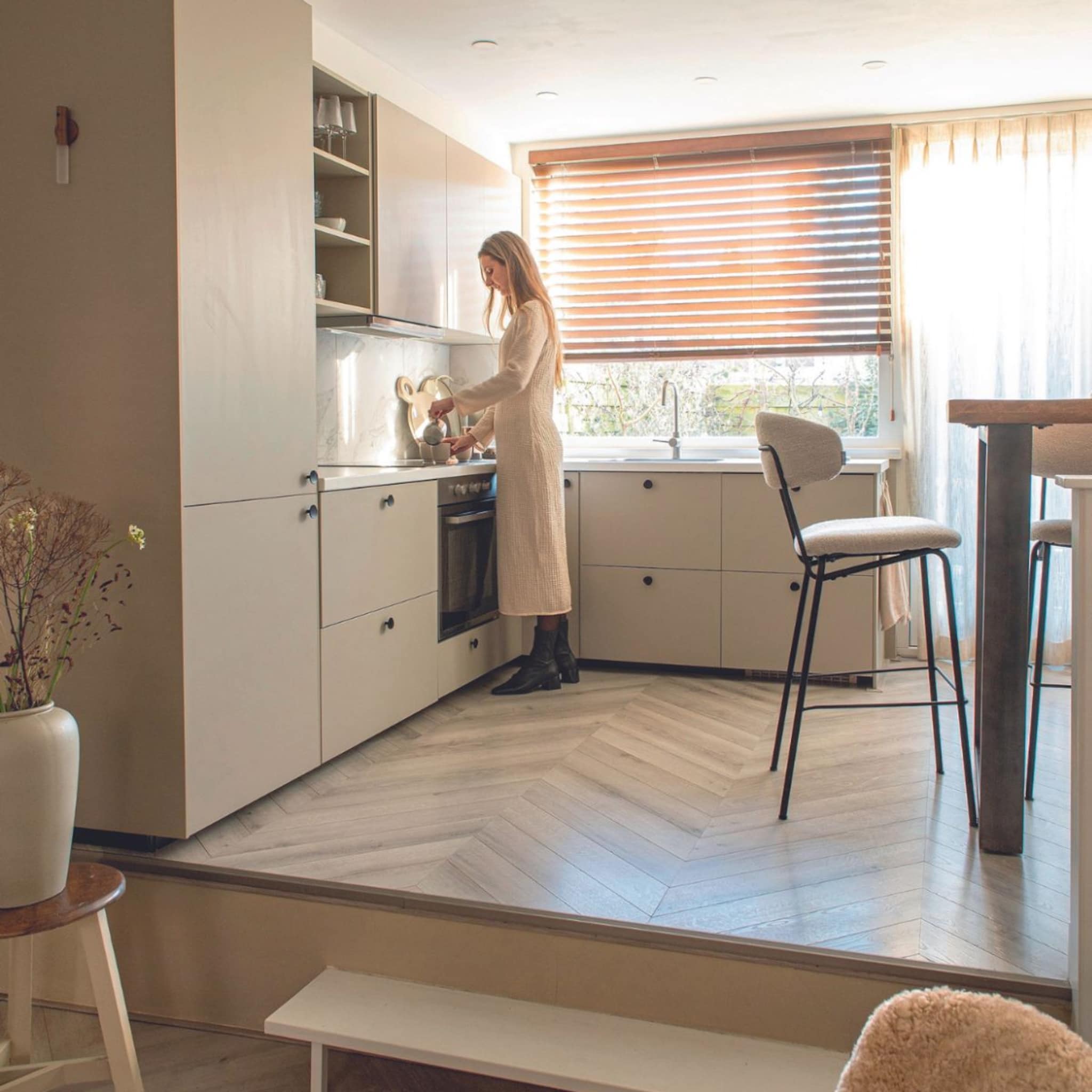 Beige keuken met vissengraatvloer