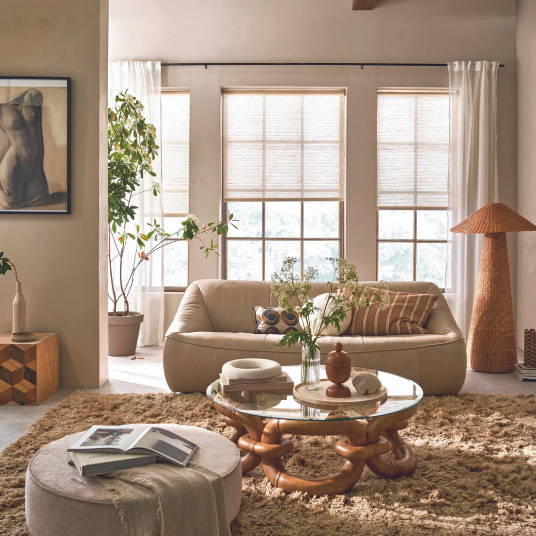 Warme woonkamer in naturel tinten met raamdecoratie