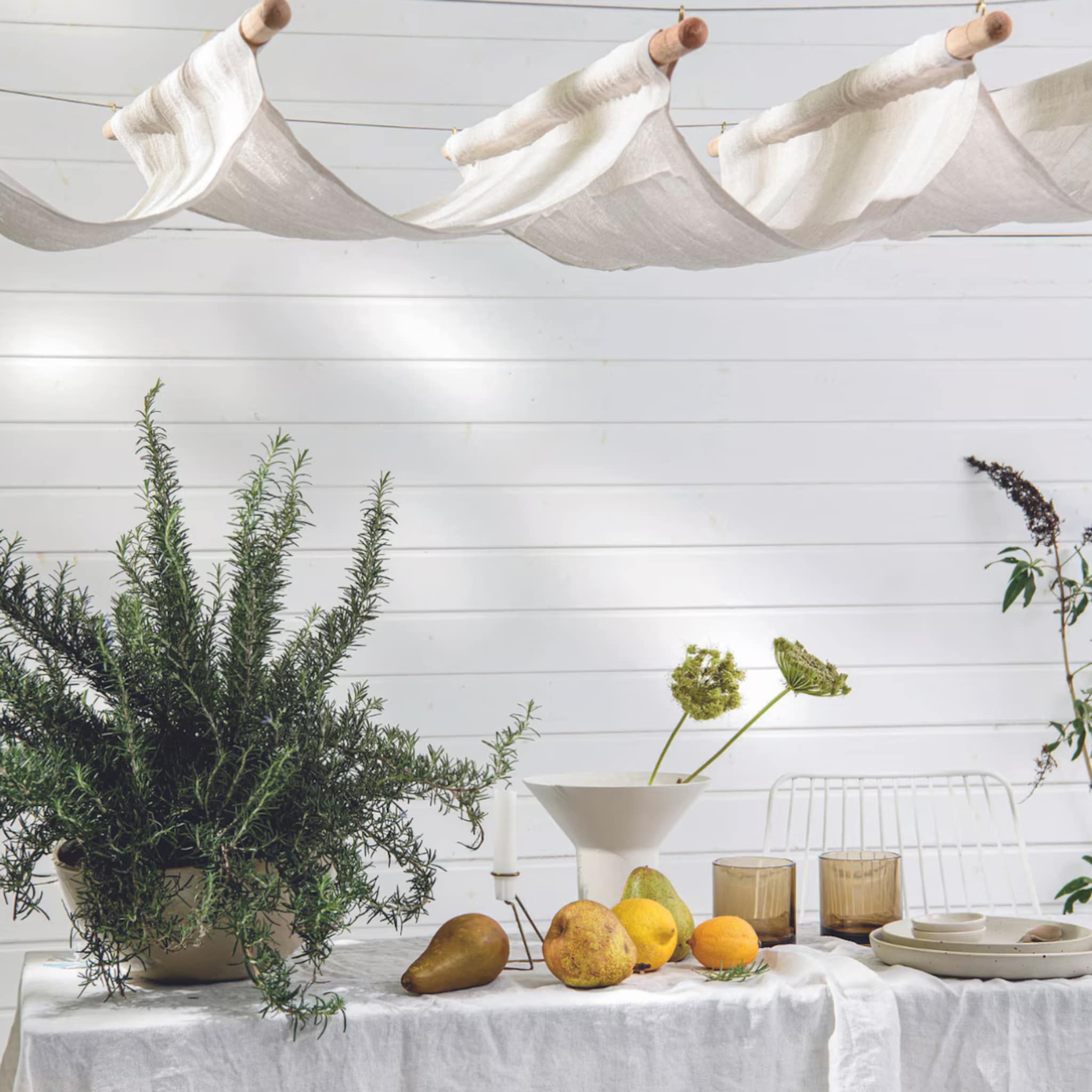 Linnen schaduwluifel DIY boven een gedekte tuintafel