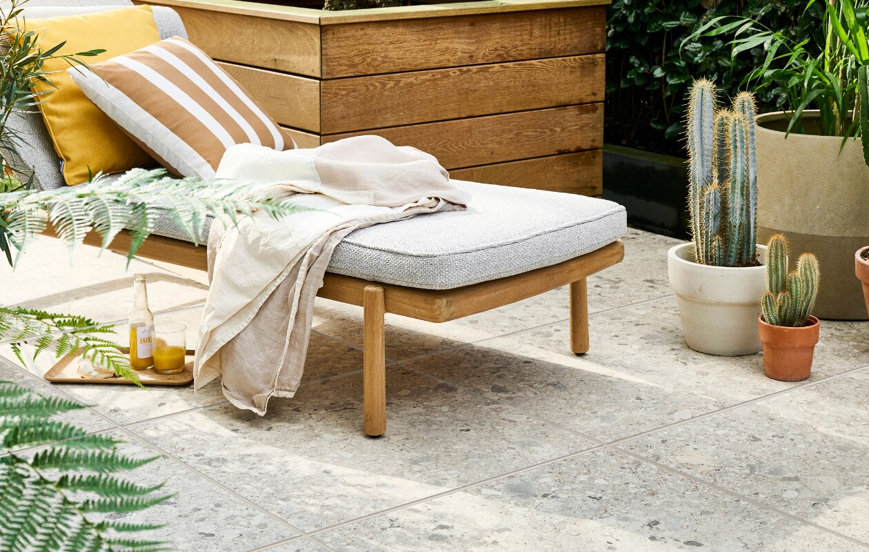 vtwonen collectie tuintegels Composite Mix. Solostone Composite Mix Beige Styling: Marlies Does, fotograaf: Sjoerd Eickmans