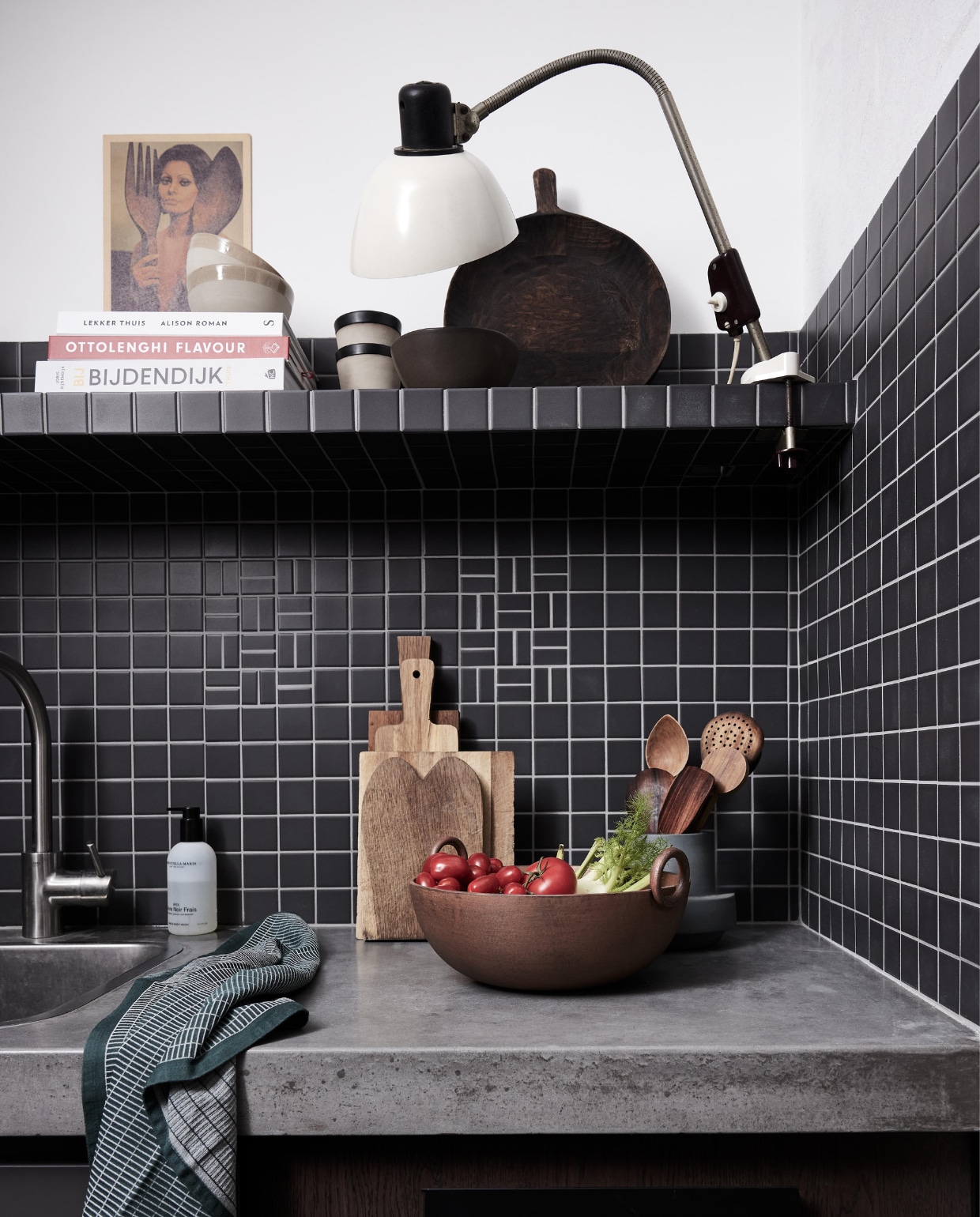 Matzwarte mozaïektegel, 30,5x30,5 cm, per mat € 4,25 (hornbach.nl). Bekers en kommen Clay € 7,50 (householdhardware.nl). Mangohouten serveerplank € 79,95 (urbannatureculture.com). Vintage lamp € 65,- (com-anders.nl). Overig privébezit. vtwonen 10-2023 | styling Fietje Bruijn | fotografie Alexander van Berge