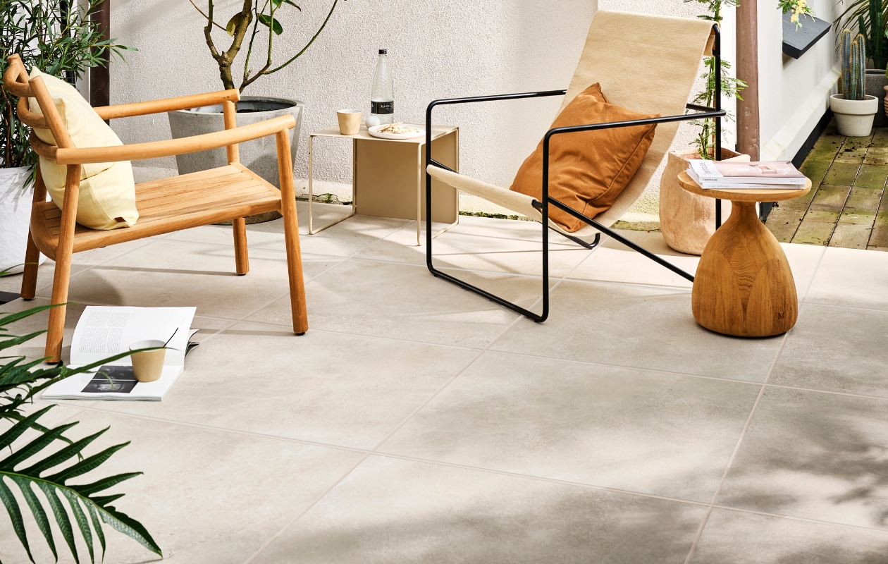 vtwonen collectie tuintegels Pebbles . Solostone Uni Pebbles Sand Styling: Marlies Does  Fotografie: Sjoerd Eickmans