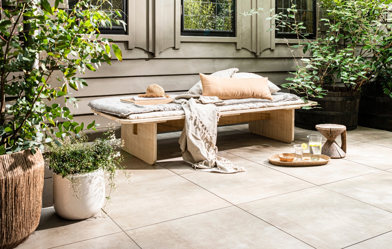 vtwonen collectie tuintegels Beton. Solostone Beton Olive Styling: Danielle Verheul Fotografie: Sjoerd Eickmans