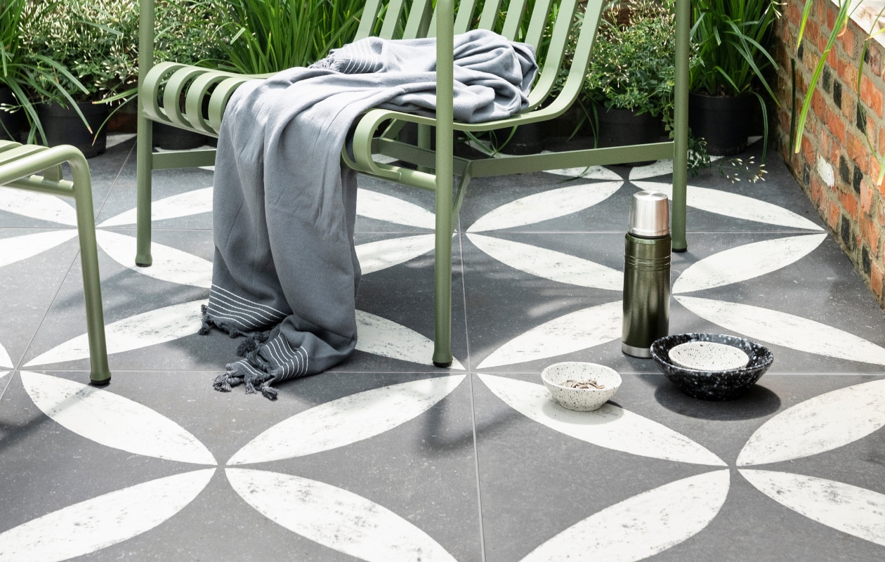vtwonen collectie tuintegels Belgian Stone Flower White Styling: kim van Rossenberg Fotografie: Sjoerd Eickmans