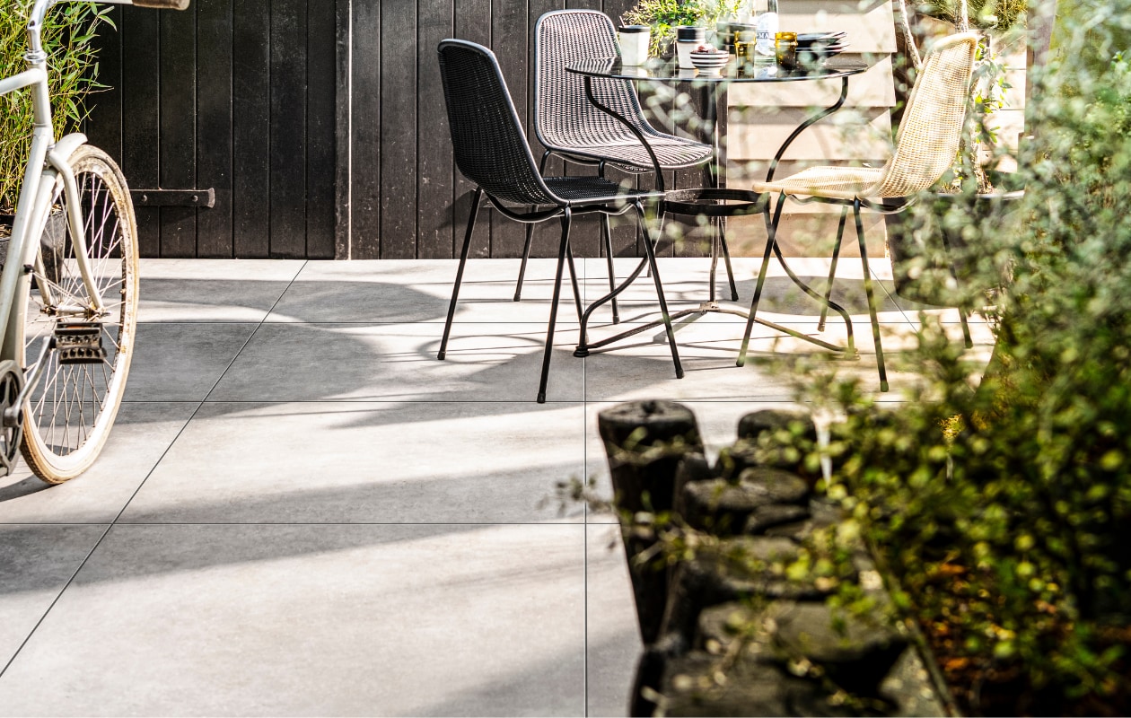 vtwonen collectie tuintegels Mold Uni Mold Grit Styling: Kim van rossenberg,  Fotografie Sjoerd Eickmans