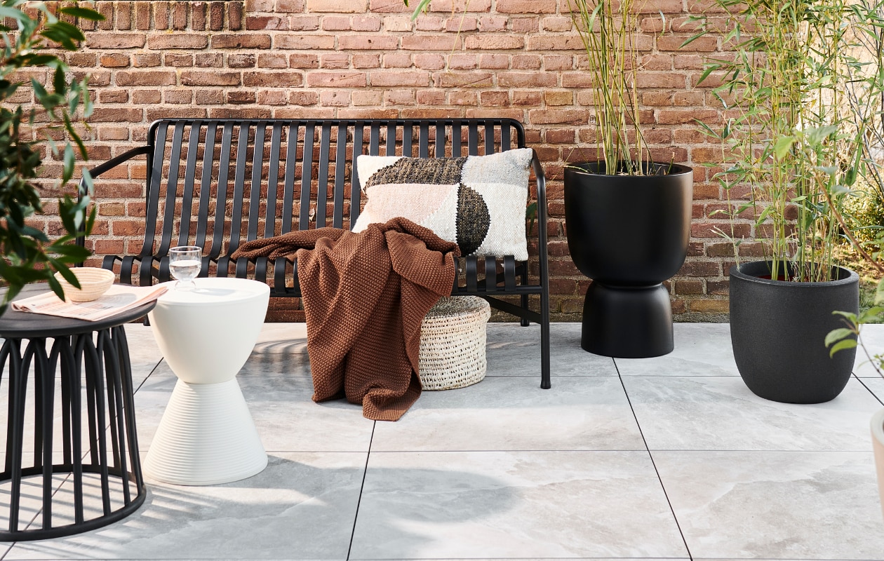 vtwonen collectie tuintegels Clouds. Solostone Clouds Uni. Styling: Marlies Does Fotografie Sjoerd Eickmans