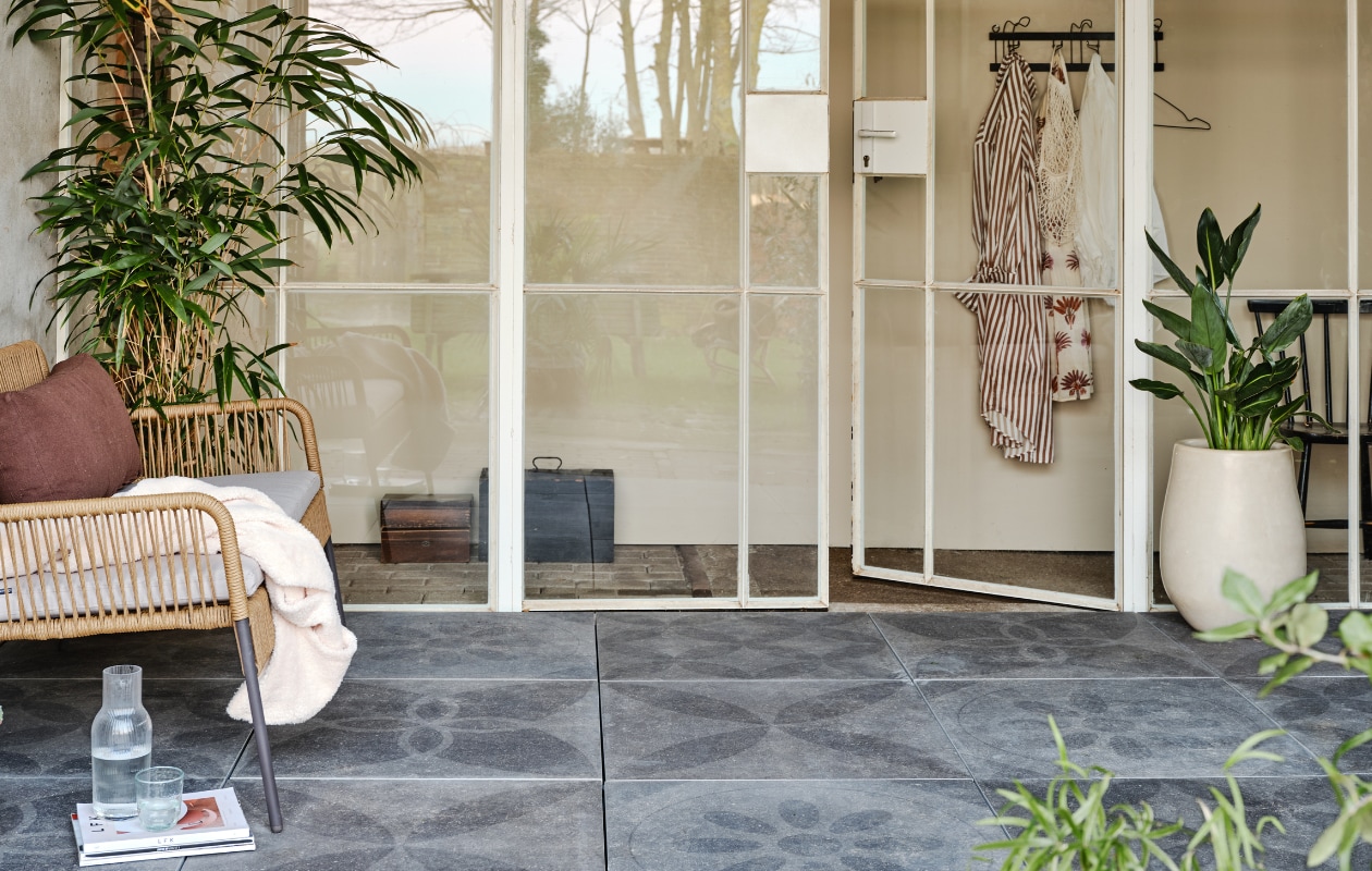vtwonen collectie tuintegels Hormigon mix Styling Marlies Does  Fotografie Bart Brussee
