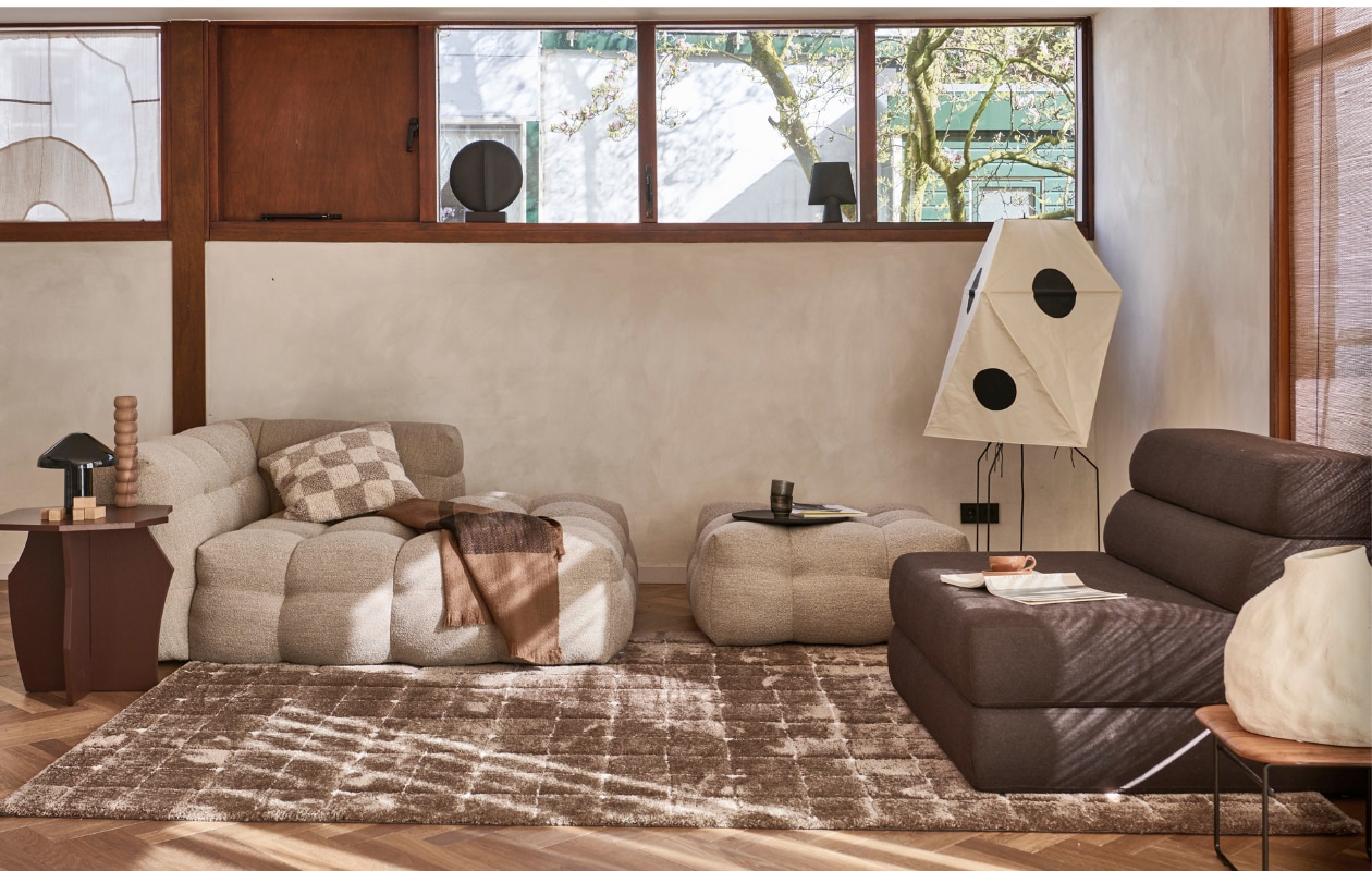 vtwonen collectie vloerkleden Premium, Blocks in warm bruin Styling: Sanne Ketelaar Fotografie: Sjoerd Eickmans