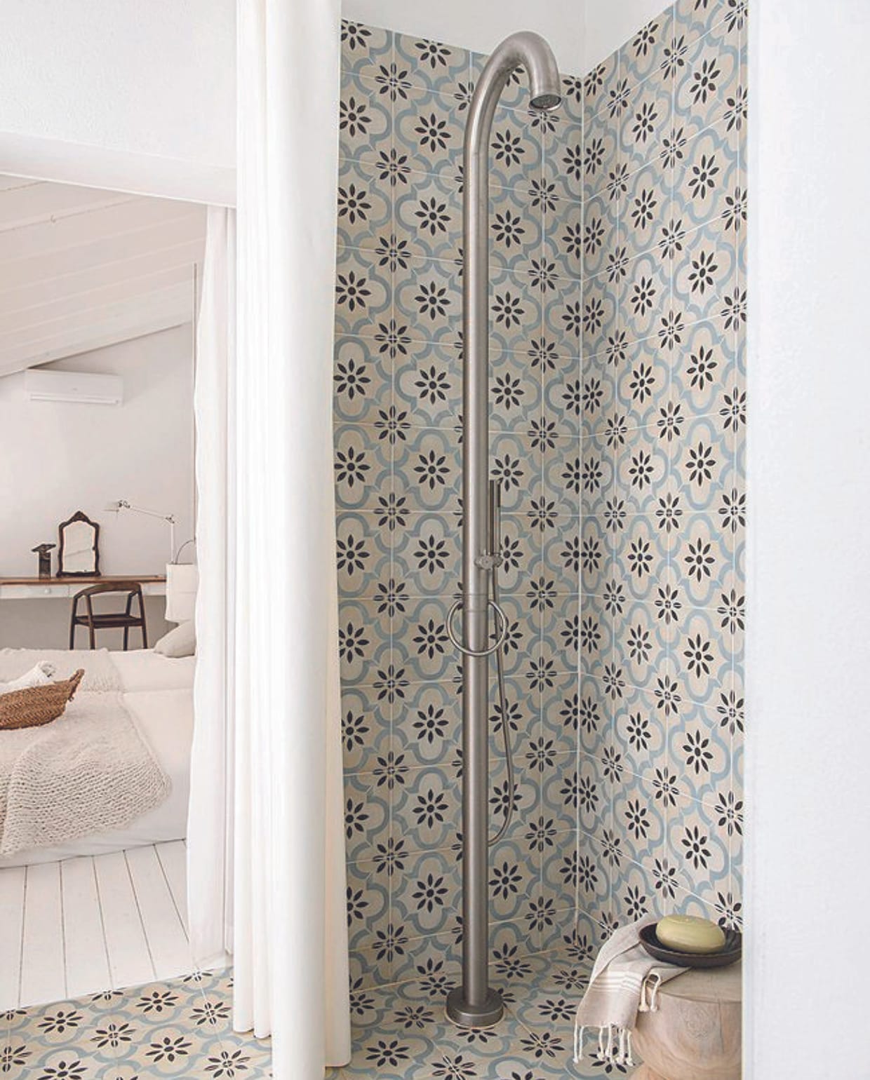 Tegels lokaal gevonden, douche Jee-O, kruk Max &amp; Luuk, handdoek Zara Home, stoel Hoffz Interior, spiegel vintage. vtwonen 07-2024 | productie Inside Homepage | styling Anja Bas Backer | fotografie Louis Lemaire