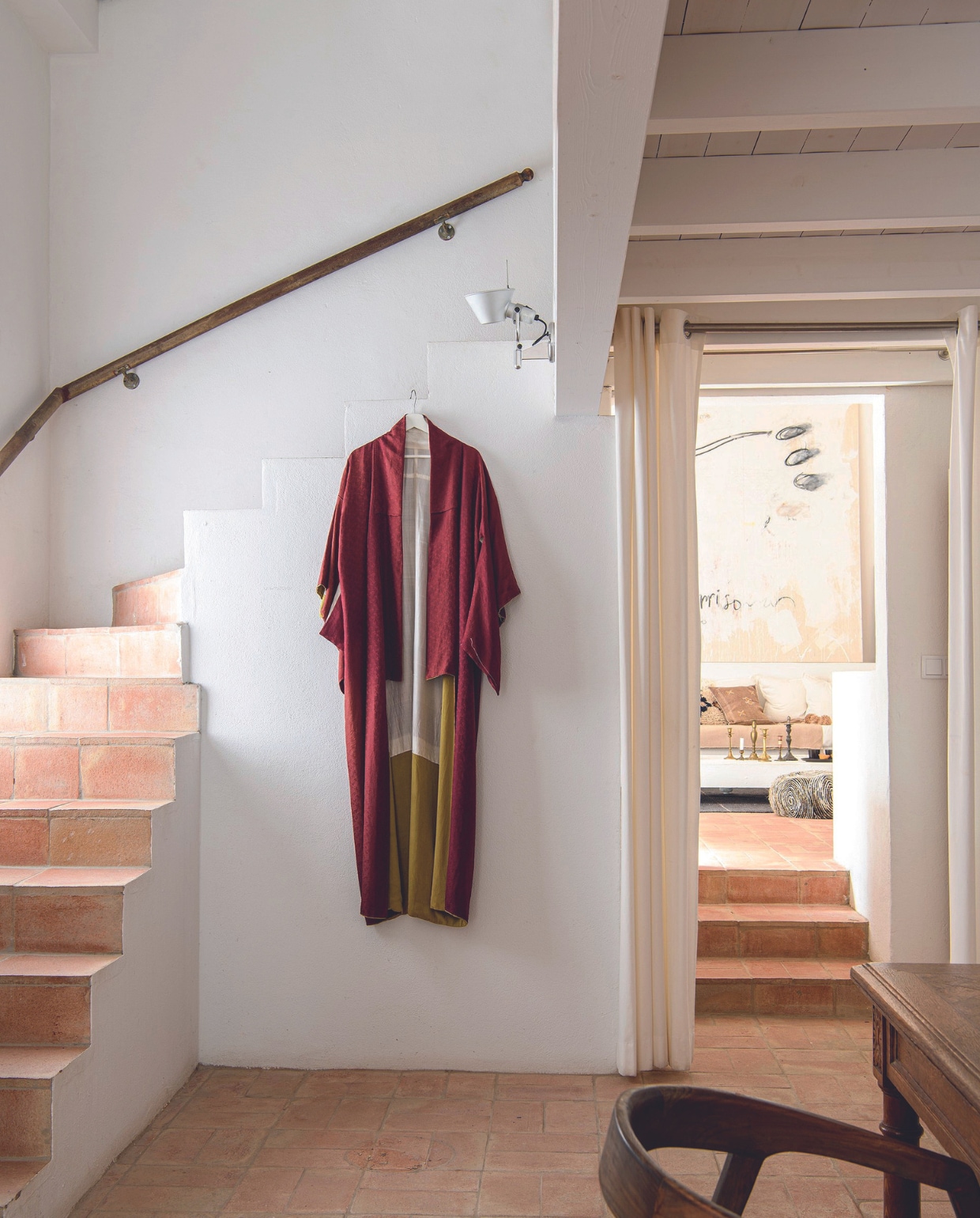 Terracotta tegels lokaal gevonden, bureau antiek, stoel Hoffz Interior. vtwonen 07-2024 | productie Inside Homepage | styling Anja Bas Backer | fotografie Louis Lemaire | tekst Caroline Westdijk