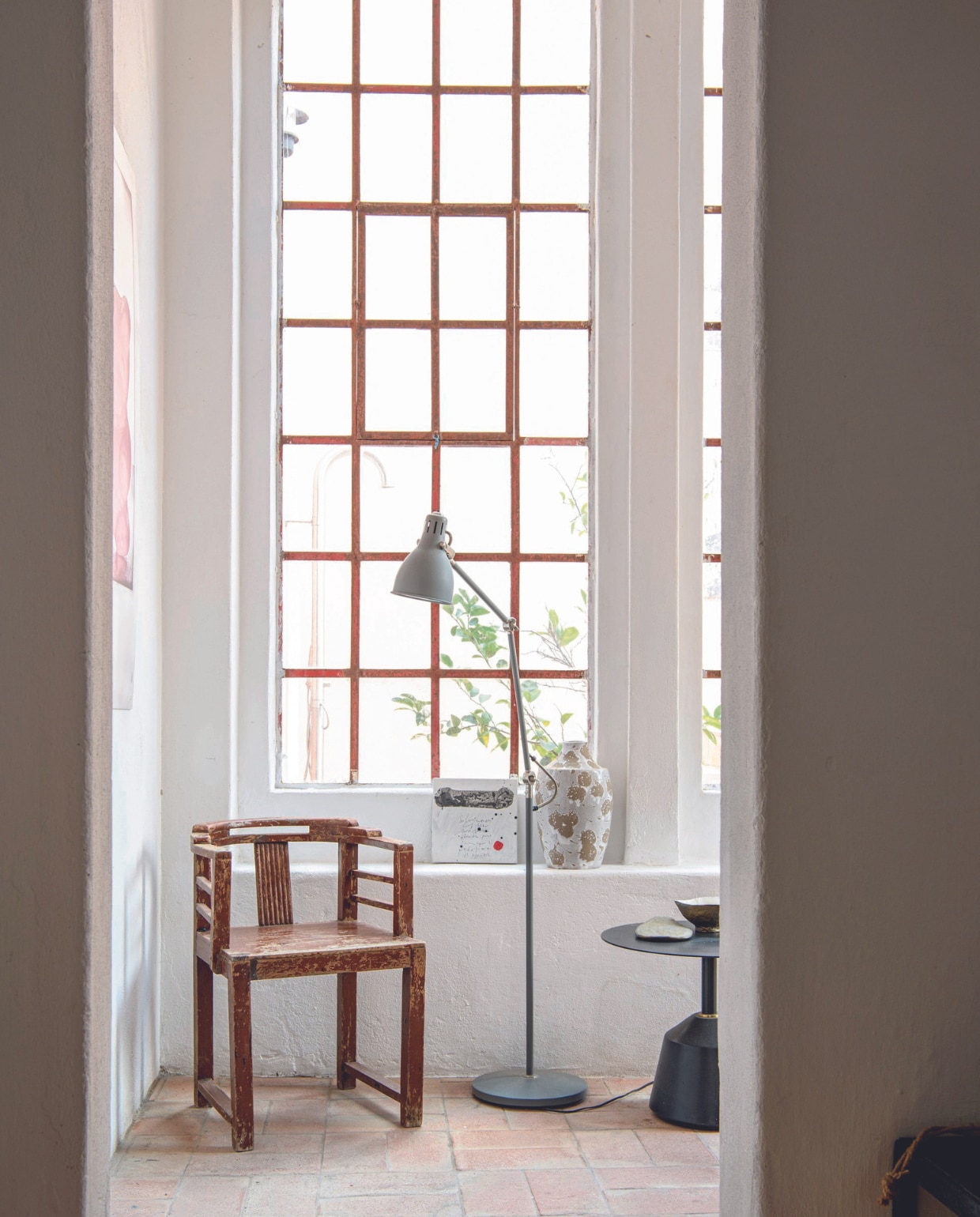 Stoel vintage, bijzettafel District Eight, vloerlamp Ikea, schilderij raamkozijn Eric de Bruijn. vtwonen 07-2024 | productie Inside Homepage | styling Anja Bas Backer | fotografie Louis Lemaire