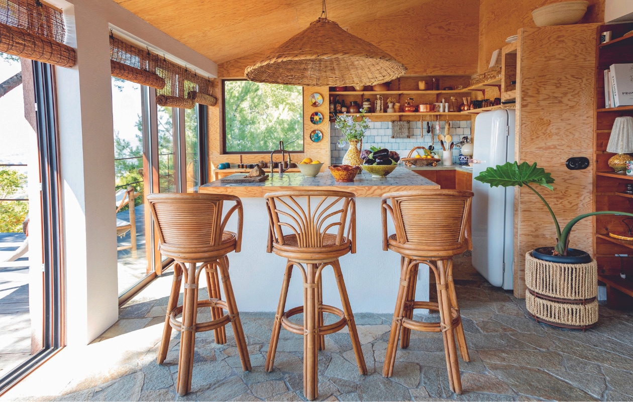 Hanglamp Honoré, barkrukken stromarkt in Marokko, vintage accessoires Emmaüs. vtwonen binnenkijkspecial 07-2024 | productie Anne-Catherine Scoffoni | styling Marie-Maud Levron | fotografie Cécile Perrinet Lhermitte