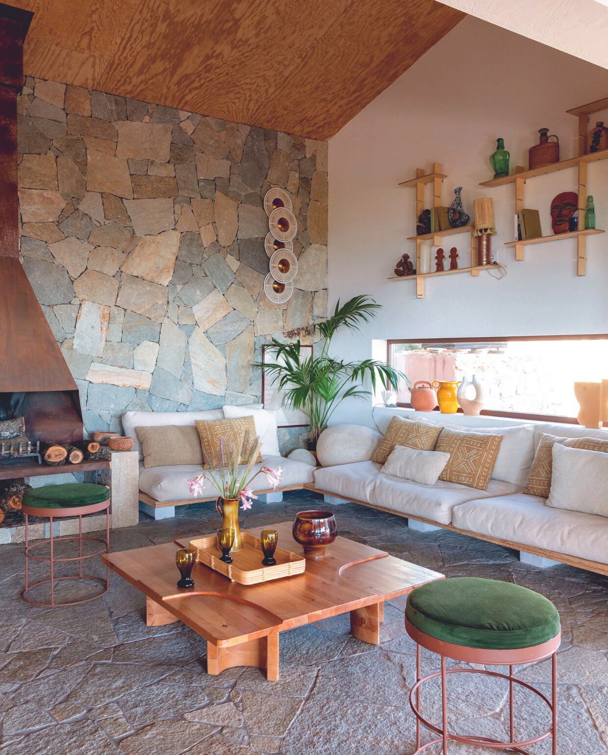 Luzerne stenen vloer gelegd door vakmannen. Bank en kussens handgemaakt in Marokko. vtwonen binnenkijkspecial 07-2024 | productie Anne-Catherine Scoffoni | styling Marie-Maud Levron | fotografie Cécile Perrinet Lhermitte