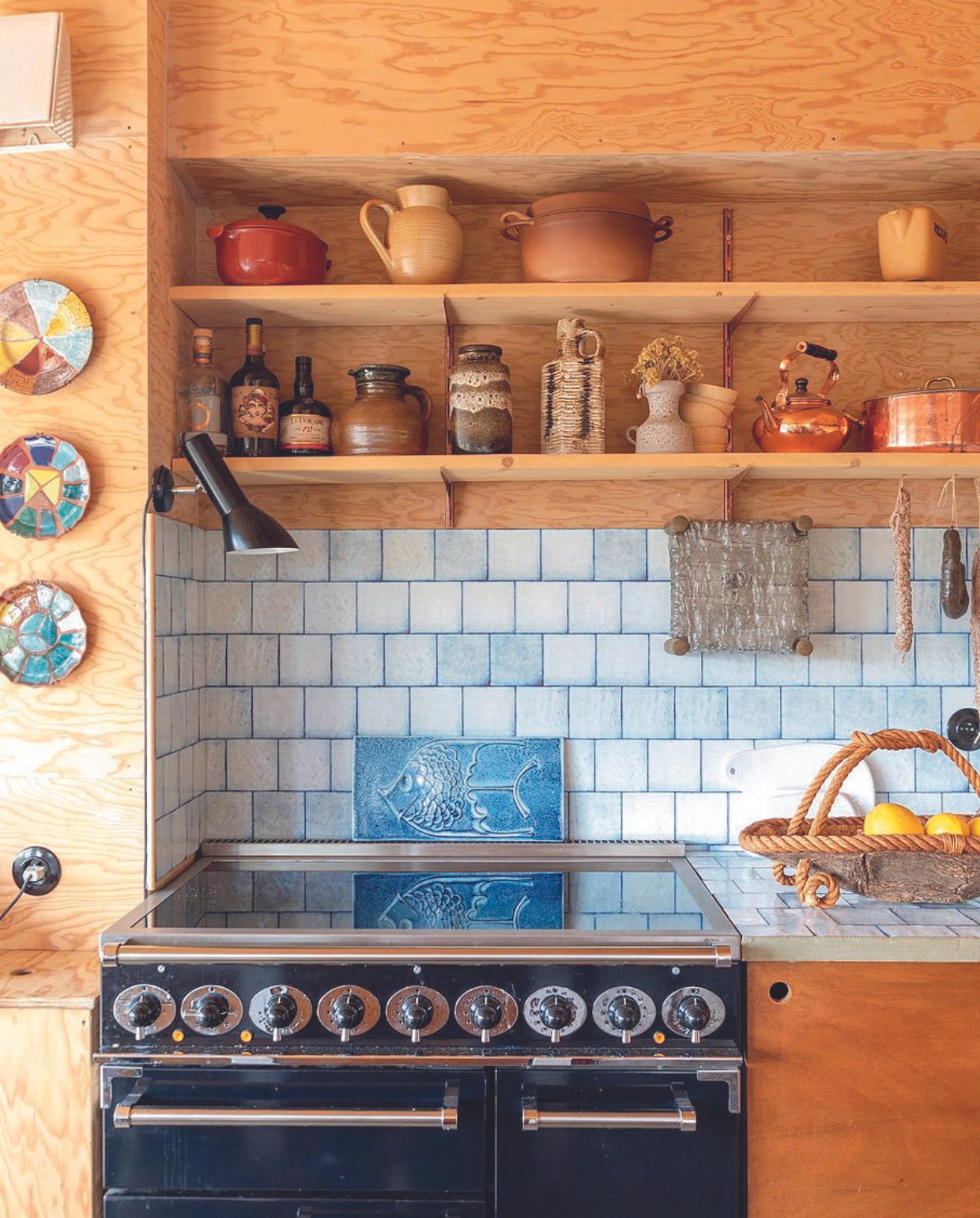 Tegels Point P. Servies verzameld via Emmaüs, Catawiki en op vlooienmarkten. vtwonen binnenkijkspecial 07-2024 | productie Anne-Catherine Scoffoni | styling Marie-Maud Levron | fotografie Cécile Perrinet Lhermitte