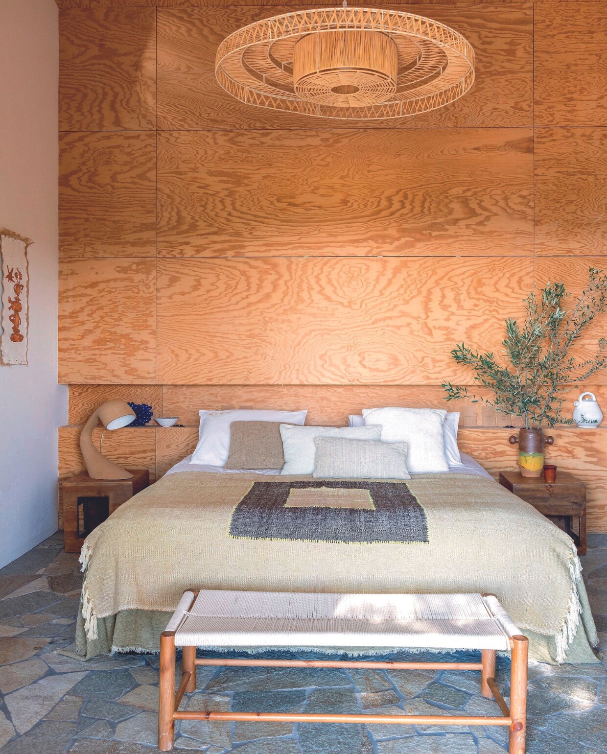 Nachtkastjes, papier-maché  lamp, plaid en bankje Honoré, vaas Fabien Comte, kussens Valentina Hoyos. vtwonen binnenkijkspecial 07-2024 | productie Anne-Catherine Scoffoni | styling Marie-Maud Levron | fotografie Cécile Perrinet Lhermitte