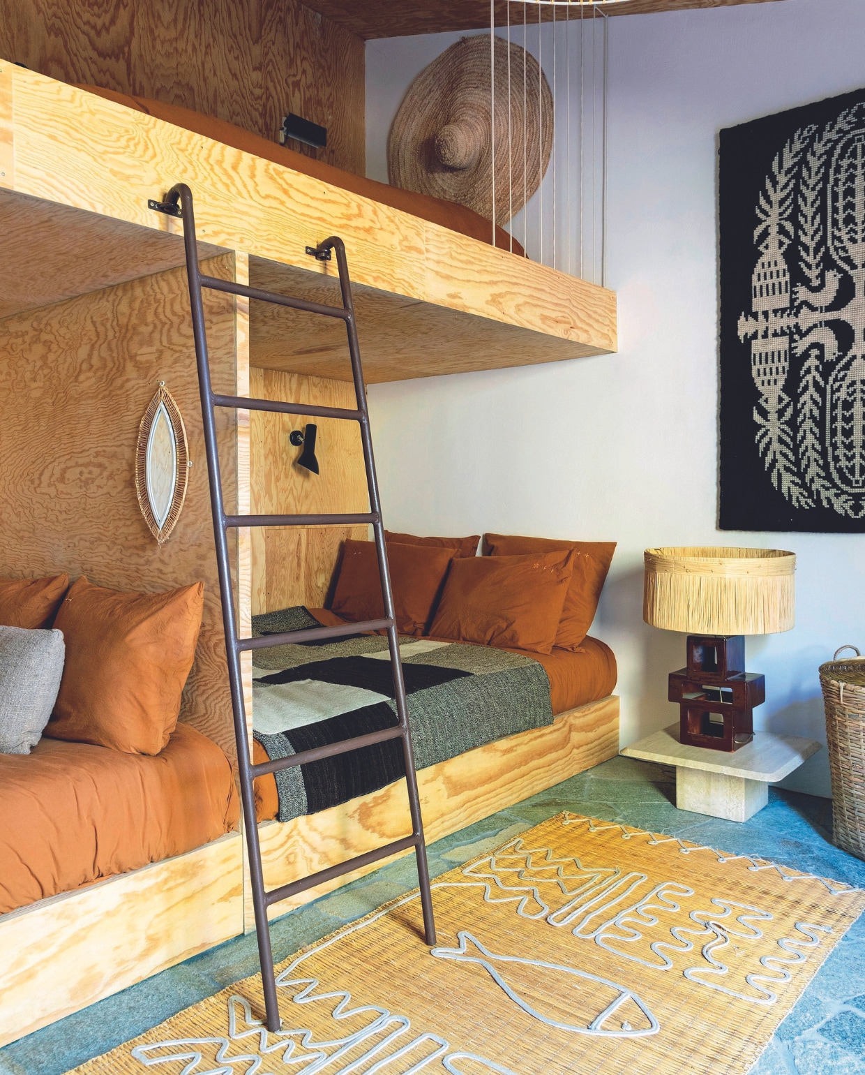 Wandtapijt vlooienmarkt Les Arnavaux, tapijt gekocht in Marokko, tafel en beddengoed Honoré, zwarte wandlamp Catawiki, plaid Valentina Hoyos, bed op maat gemaakt. vtwonen binnenkijkspecial 07-2024 | productie Anne-Catherine Scoffoni | styling Marie-Maud Levron | fotografie Cécile Perrinet Lhermitte
