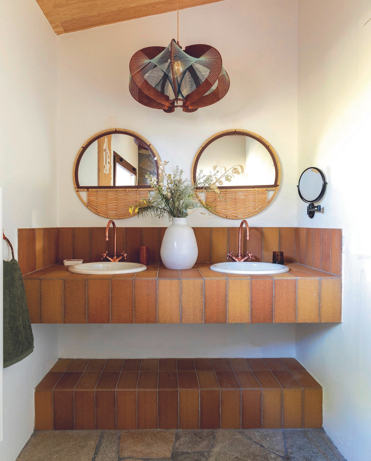 Vintage wasbakken Maison Empereur, vintage tegels, spiegels Honoré, hanglamp van stromarkt in Marokko, vaas vlooienmarkt Marokko. vtwonen binnenkijkspecial 07-2024 | productie Anne-Catherine Scoffoni | styling Marie-Maud Levron | fotografie Cécile Perrinet Lhermitte
