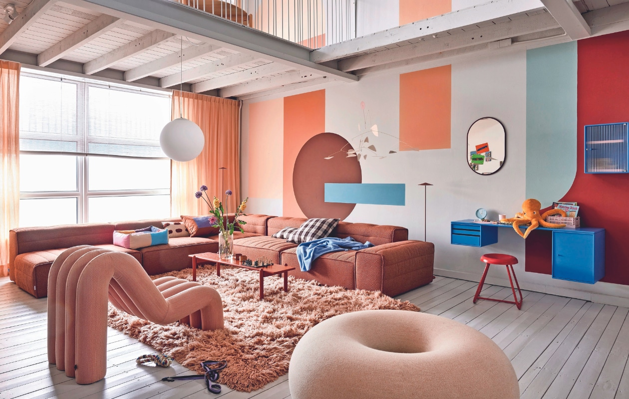 Muurverf Dimpse en muurverf vlakken v.l.n.r. Single Cream, Menagerie, Etruscan Red, Stone Blue, Dutch Pink, Dix Blue en Bamboozle, Estate Emulsion, 2,5 liter € 107,- (farrow-ball.com). Elementenbank Samet van Gervasoni in stof Tweel, 380x380x115 cm (lxbxh) per element vanaf € 1171,-, houten bank/salontafel Lyts van SlowWood, 150x30x35 cm (lxbxh) € 995,-, linnen inbetween gordijnen Bengala, per m € 145,-, glazen hanglamp Asteroide van Nemo Lighting, 50 cm (Ø) € 508,-, aluminium vloerlamp Pla van Milan vanaf € 603,-, wandkast Ripple van Montana, mdf en glas, 35,4x30x46,8 cm (bxdxh) vanaf € 549,-, mdf zwevend bureau Workshop van Montana, 140,7x46,8x48,5 cm (bxdxh) € 1760,-, spiegel Look van Montana, 46,8x68,5 cm € 279,-, mobile Zaniah van Solito Mobiles € 550,-, linnen geruite kussens € 139,-, keramieken kommen Contemplative Tableware van Studio Efg vanaf € 20,- (studioslow.nl). Fauteuil Alp, 60x110x73 cm (bxdxh) € 1899,-, wollen plaid Ro € 99,- (festamsterdam.com). Poef Boa van Sabine Marcelis, 114x44 cm (Øxh) € 1799,- (atelieruma.com). Hondenmand € 115,-, hondenriem € 29,-, kauwtouw € 19,-, bruin/lila kussen Ram € 85,-, kunststof krat Colour Crate vanaf € 6,-, tafelklok € 63,75 (hay.nl). Vloerkleed Fluffy van Hkliving, 200x300 cm € 1695,-, katoenen kussen geborduurde steek van vtwonen € 49,95, glazen vaas Rib Stripes van vtwonen € 49,95 (vtwonen.nl/shop). Kruk € 95,- (hetkabinet.nl). Schaakspel van Hay € 45,- (groenenakker.nl). Pluchen octopus Blåvingad € 9,99, kunststof servies Kalas, set van 6 € 1,49 (ikea.nl).