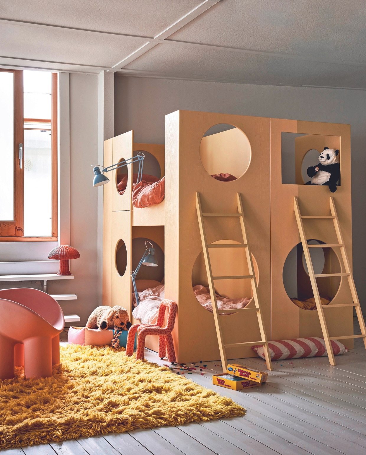 Stapelbed Combitex, prijs op aanvraag (com-anders.nl). Eco-linnen matrashoezen € 49,-, eco-linnen dekbedovertreksets € 209,- (yumeko.nl). Vloerkleed Fluffy van HKliving, wol en katoen, 150x240 cm € 995,-, rotan tafellamp Rattan van HKliving € 89,95, kussen Bold long van vtwonen € 39,99 (vtwonen.nl/shop). Kunststof fauteuil van Roly Poly € 559,- (atelieruma.com). Stoel Mini Bold Chair van Moustache, metaal en foam € 360,- (groenenakker.nl). Hondenmand € 115,-, kauwtouw € 19,- (hay.nl). Bureaulamp Tertial € 9,99, pluchen panda Djungelskog € 14,99, pluchen hond Gosig Golden € 11,99, Lego-stenen Bygglek, set van 201 € 19,99 (ikea.nl).