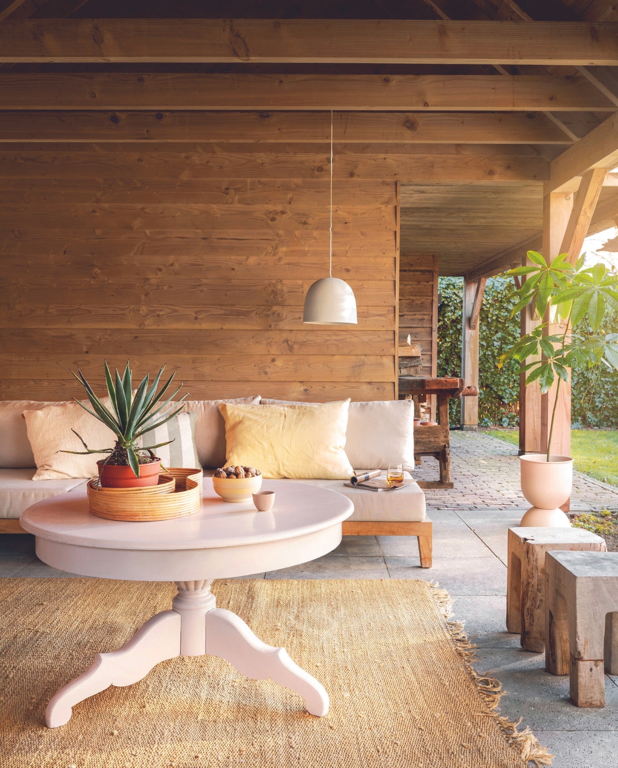 Salontafel van de kringloop gelakt in buitenlak Pink Peach van Lab Paint, glansgraad gloss, 500 ml € 53,- (vestingh.nl). Rotan dienbladen Isola van Ferm Living, set van 2
€ 99,-, ijzeren bloempot Hourglass van Ferm Living, 54x50x73 cm (bxdxh) € 339,-, keramieken hanglamp Speckle van Ferm Living, 30,5x24,9 cm (Øxh) € 269,-, lichtgeel linnen kussen Heavy Linen van Ferm Living in Lemon, 50x50 cm € 69,-, beige katoenen kussen Nettle van Ferm Living, 60x80 cm € 139,- gestreept kussen Bold Square van vtwonen, gerecyclede materialenmix, 45x45 cm € 44,95 (vtwonen.nl/shop). Keramieken koffiekop, 130 ml € 24,- (studio-potterdam.com). Overig privébezit. vtwonen 07-2024 | styling Kelly van Gendt | fotografie Stan Koolen