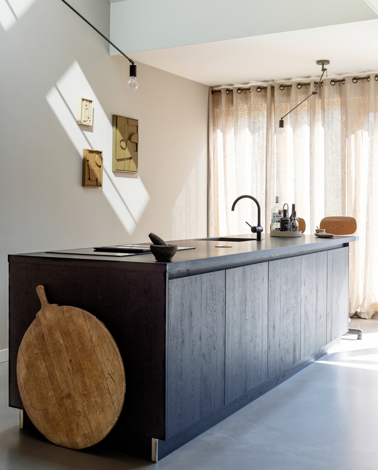 Keuken met Fenix keukenblad en spoelbak Huysinc. Kookplaat Siemens, barkrukken Marktplaats. Dienblad Grib van Ferm Living, schaaltjes Zara Home. Linnen gordijnen Femmie Naturel van Kwantum. Hanglampen Blitz van Qazqa, kunstwerken 3D Shapes van Edith Beurskens. Muurverf Mushroom van Lab Paint. Overig onbekend. vtwonen 09-2023 | styling Ilona Jongepier | fotografie Dana van Leeuwen