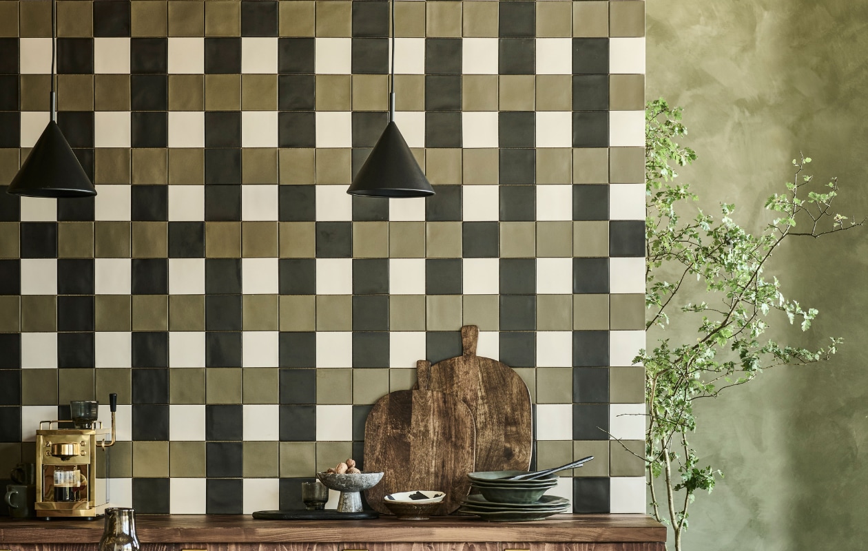 vtwonen collectie binnentegels Chop. Mix van tegels Chop Kaki, Chop Nero en Chop Bone. Styling: Sanne Ketelaar Fotografie: Sjoerd Eickmans