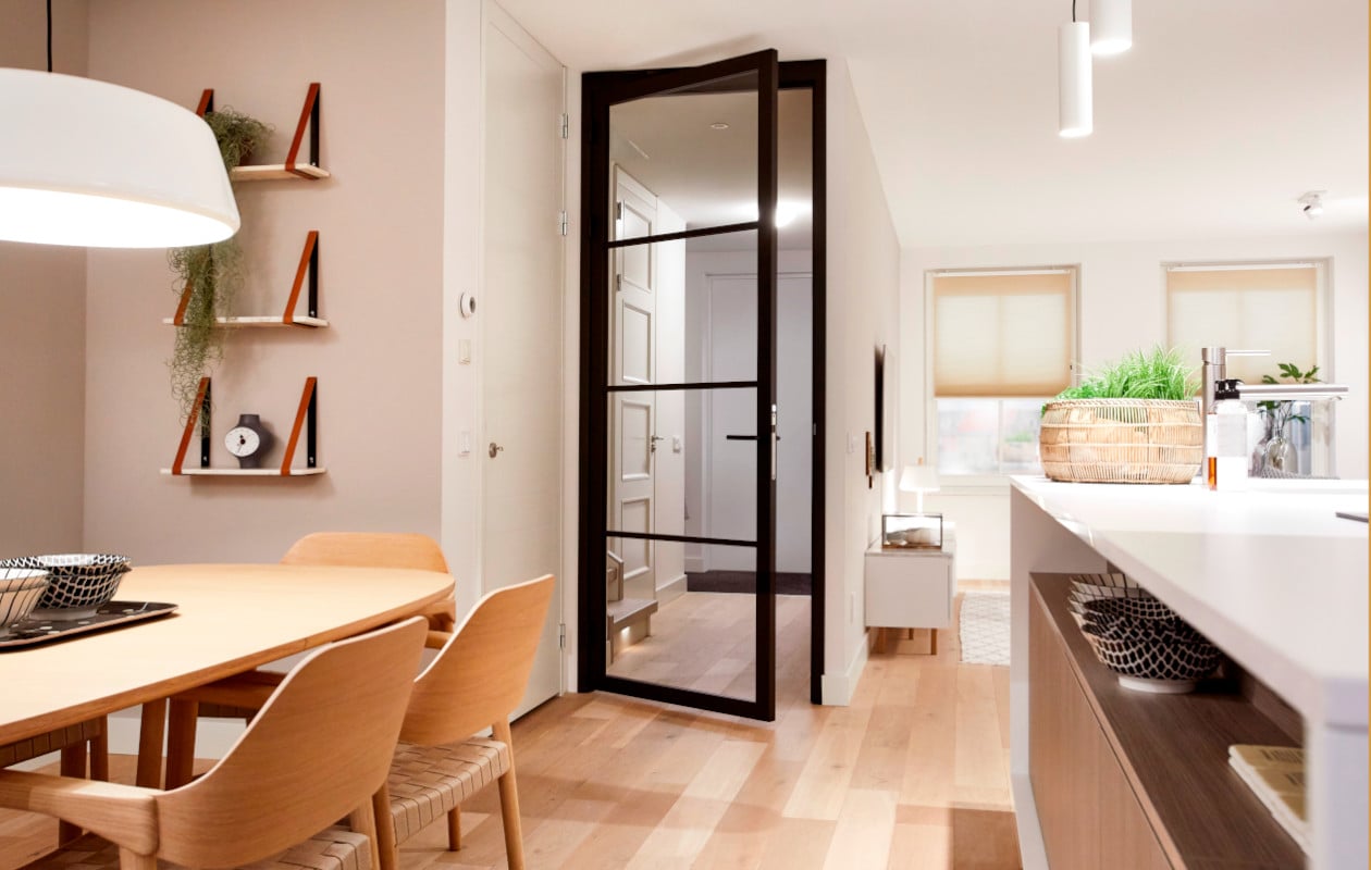 betaalbare luxe haal meer licht in huis met een industriele glasdeur van hout