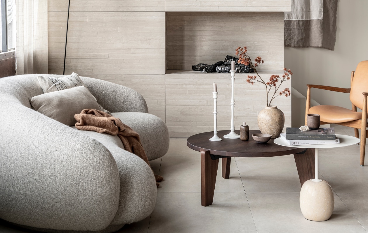 vtwonen collectie binnentegels Raw. Op de wand: wandtegel Raw Casa Decor 3D in kleur Sand, Op de vloer: vloertegel Raw in kleur Sand, 60x120 cm. Styling: Kim van Rossenberg Fotografie: Sjoerd Eickmans