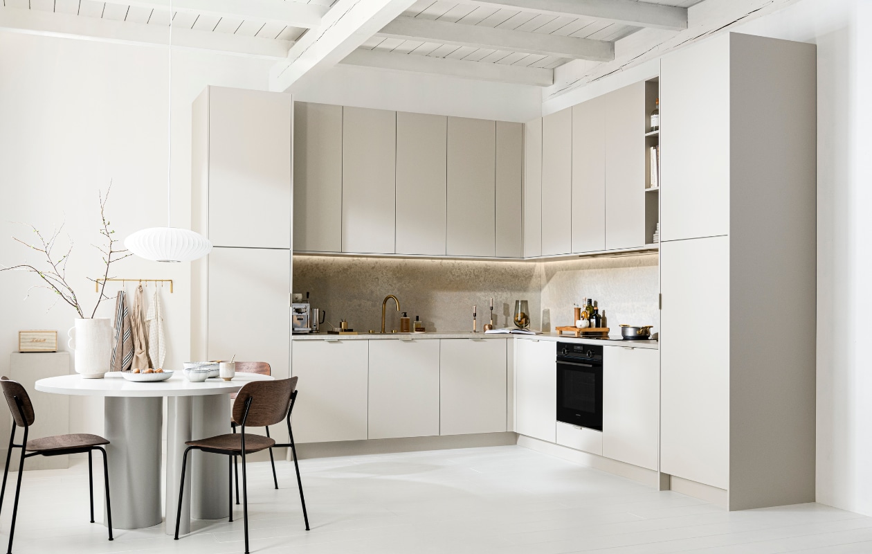 vtwonen collectie keukens. Keuken Basic Greige Styling: Kim van Rossenberg Fotografie: Sjoerd Eickmans