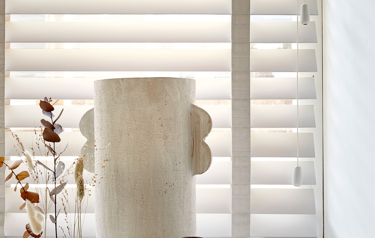 vtwonen collectie raamdecoratie jaloezieën op maat Styling: Kim van Rossenberg Fotografie: Sjoerd Eickmans