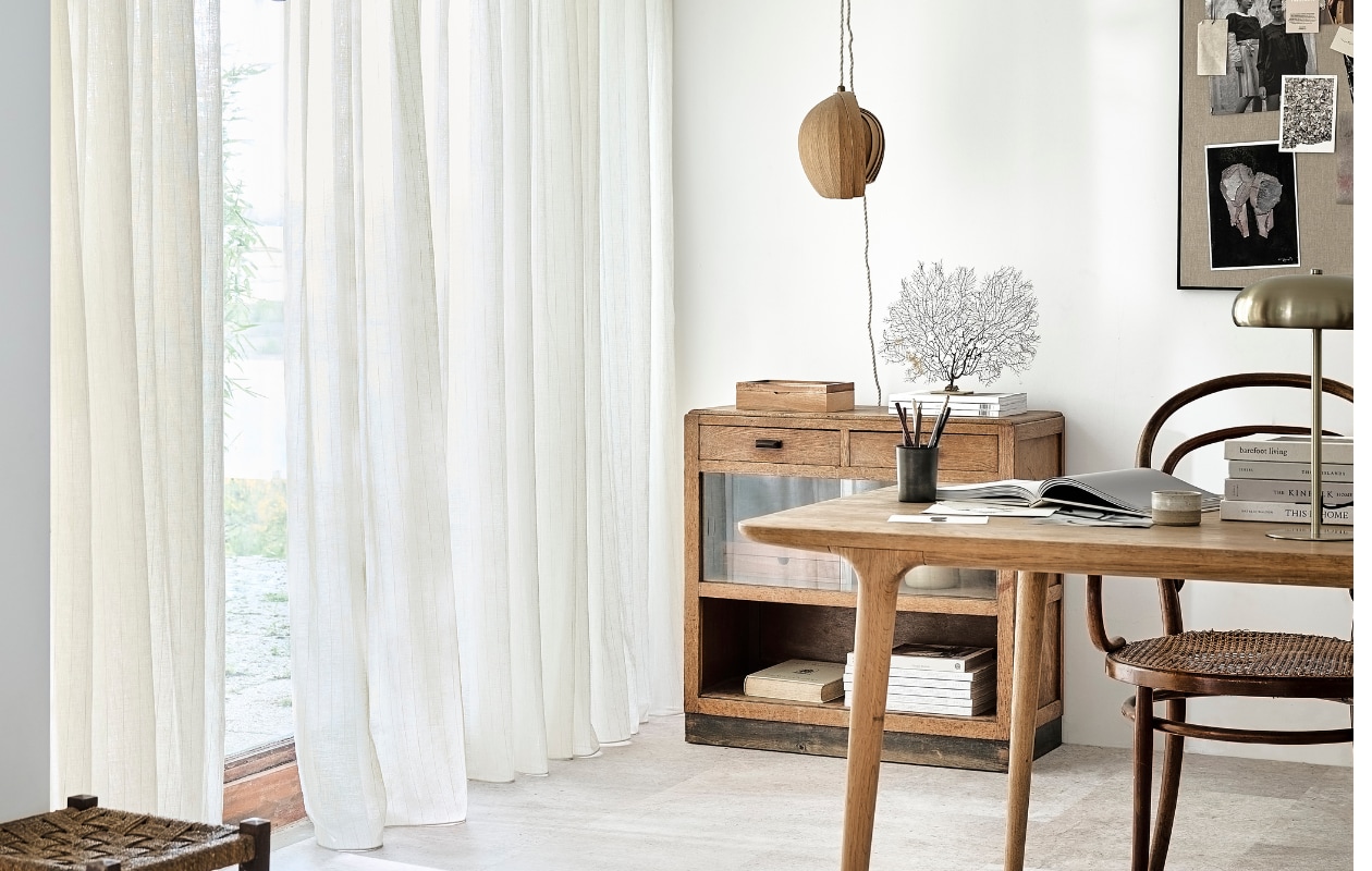 vtwonen collectie raamdecoratie gordijnen op maat en inbetween transparant gordijn op maat in stof Wide Stripe en kleur Ecru White Stripes. Styling: Kim van Rossenberg Fotografie: Sjoerd Eickmans