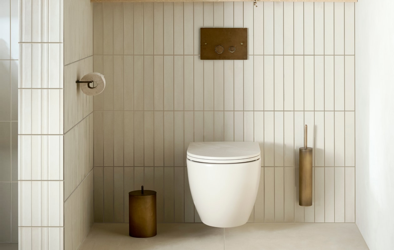 vtwonen collectie badkamers toilet. Toilet Bloc in zand Styling: Kim van Rossenberg Fotografie: Sjoerd Eickmans