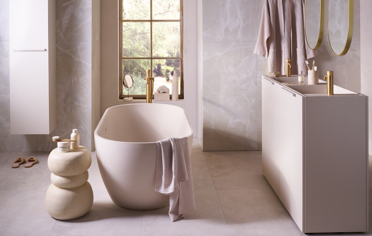 vtwonen collectie badkamers baden. Bad Endless in zand Styling: Cleo Scheulderman Fotografie: Sjoerd Eickmans