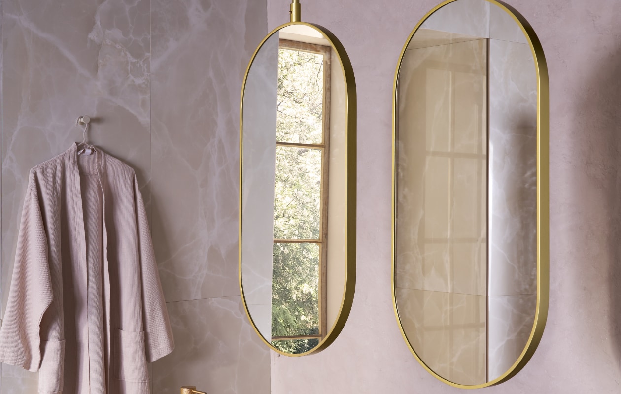 vtwonen collectie badkamers spiegels. Spiegel Oval goud Styling: Cleo Scheulderman Fotografie: Jeroen van der Spek