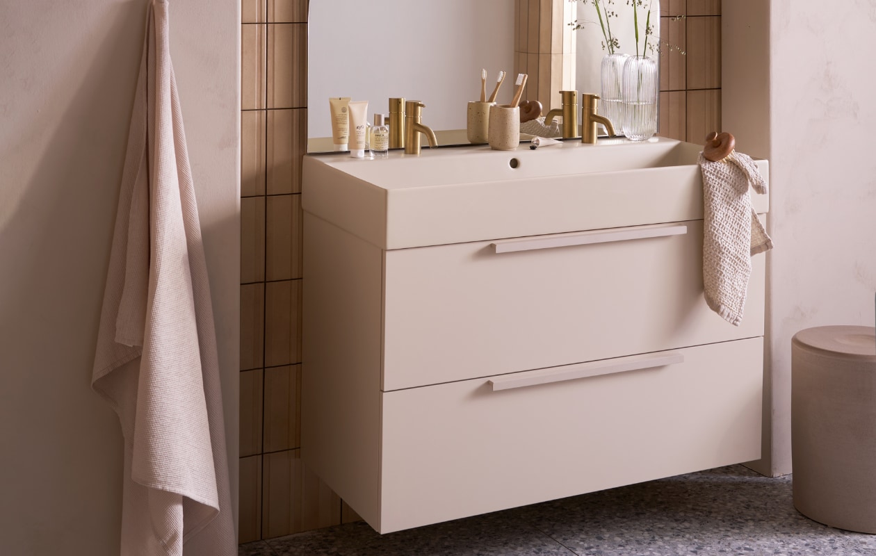 vtwonen collectie badkamers lades, onderkasten en kolomkasten. Onderkast Wide met 2 lades en handgreep van kunststof in kleur zand. Styling: Cleo Scheulderman Fotografie: Jeroen van der Spek
