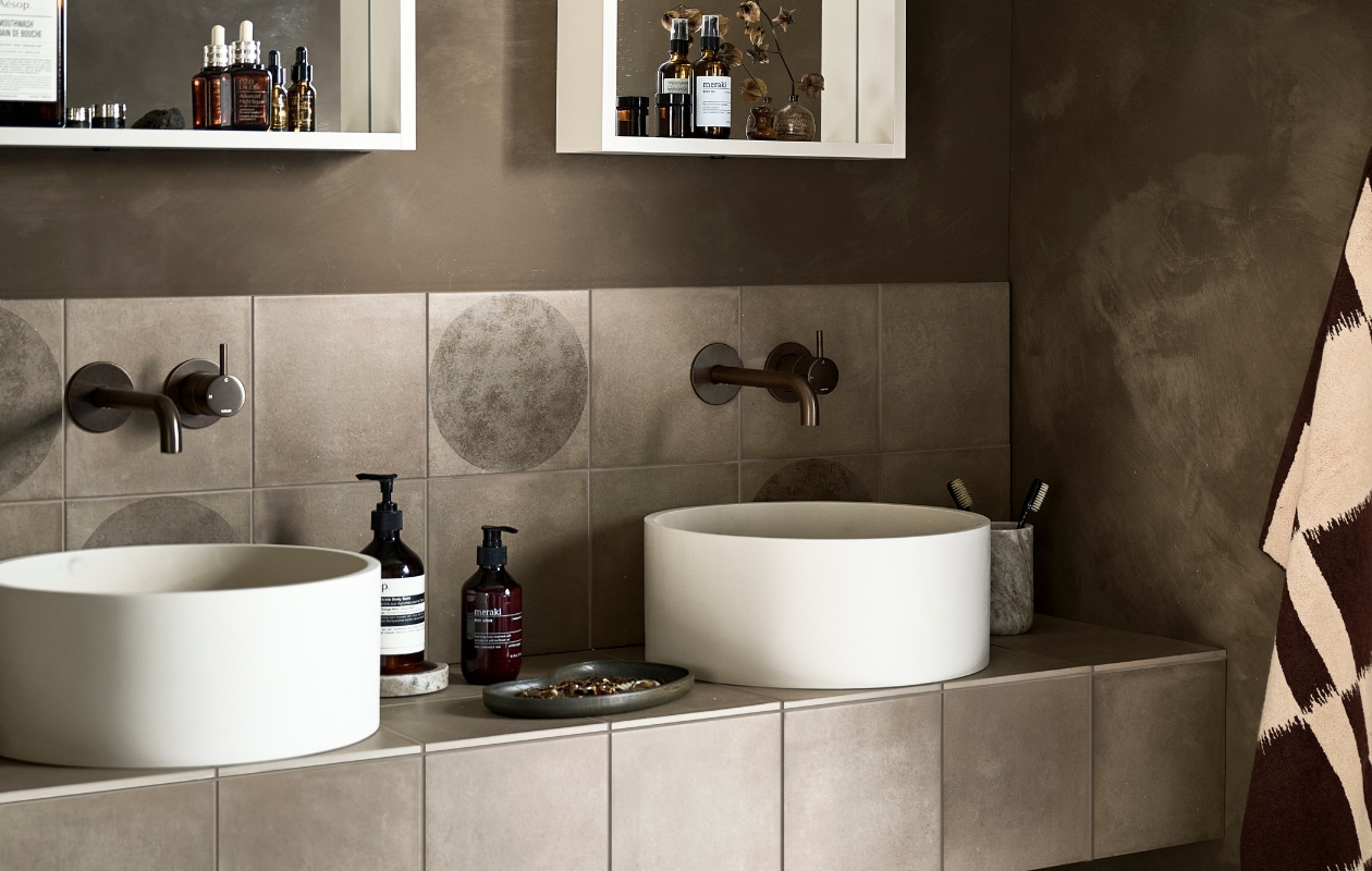 vtwonen collectie badkamers waskommen &amp; wastafels. Waskom van top solid in matzand. Met tegels Earth Argilla Styling: Kim van Rossenberg Fotografie: Sjoerd Eickmans