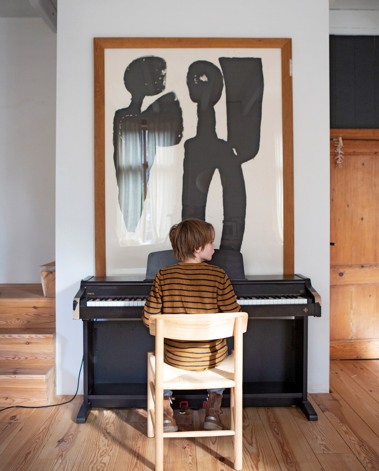 Piano Marktplaats. Stoel replica van J39 Borge Mogensen, gekocht bij Swivel UK.Schilderij door Michel Haas, Deux Oiseaux (omstreeks 1991), gesigneerd en genummerd 14/20 m.l. vtwonen 13-2019 | fotografie Jeltje Fotografie