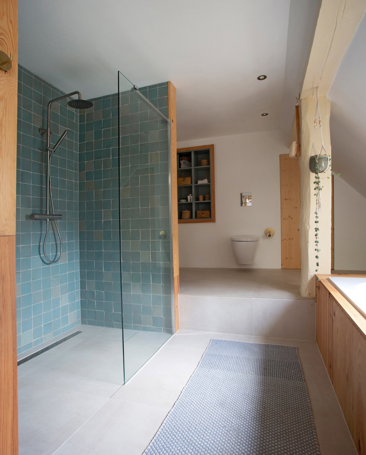 Vloertegels Seranit gekocht bij Nijhof. Douchetegels Zelliges via designtegels.nl. Douche Rubio Inox van Design Sanitair Shop. Kleed H&amp;M Home. vtwonen 13-2019 | fotografie Jeltje Fotografie
