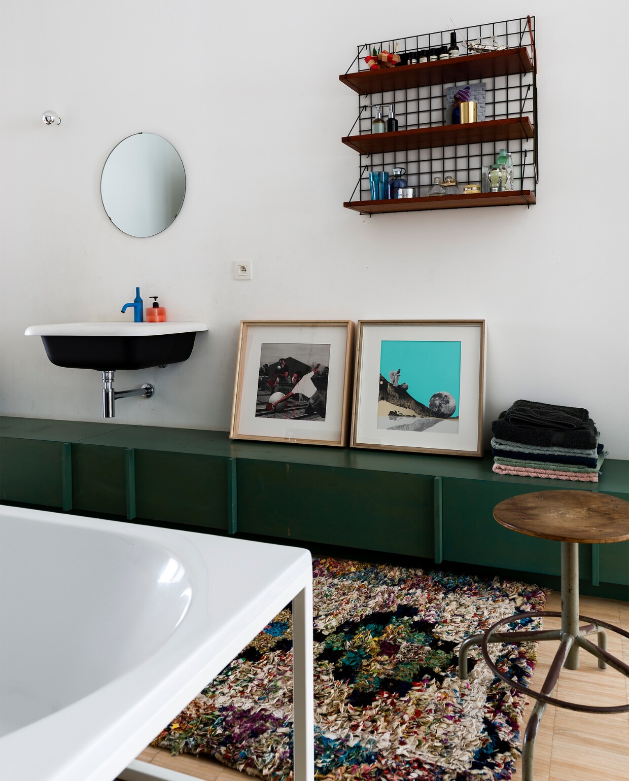 De lavabo in de badkamer is van Alape, de blauwe kraan van IB Rubinetterie, de kast is gemaakt van groene mdf. Er hangt ook een vintage rekje van Tomado. vtwonen 10-2017 | Fotografie Stan Koolen