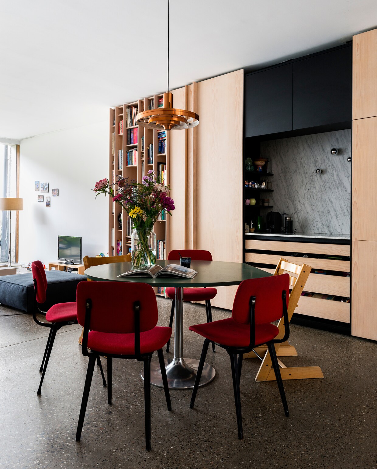 In de nieuwe kastenwand is een ontbijthoek voorzien. Leen en Tim combineerden beukfineer met Carrara marmer. ‘Een poreus materiaal dat vatbaar is voor vlekken, maar dat een materiaal leeft vind ik net mooi’, zegt Leen. vtwonen 10-2017 | Fotografie Stan Koolen