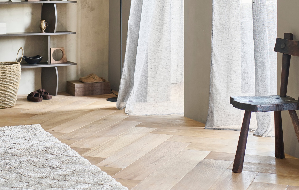 vtwonen collectie houten vloeren. Eiken visgraat parketvloer blank geolied Styling: Sanne Ketelaar Fotografie: Sjoerd Eickmans