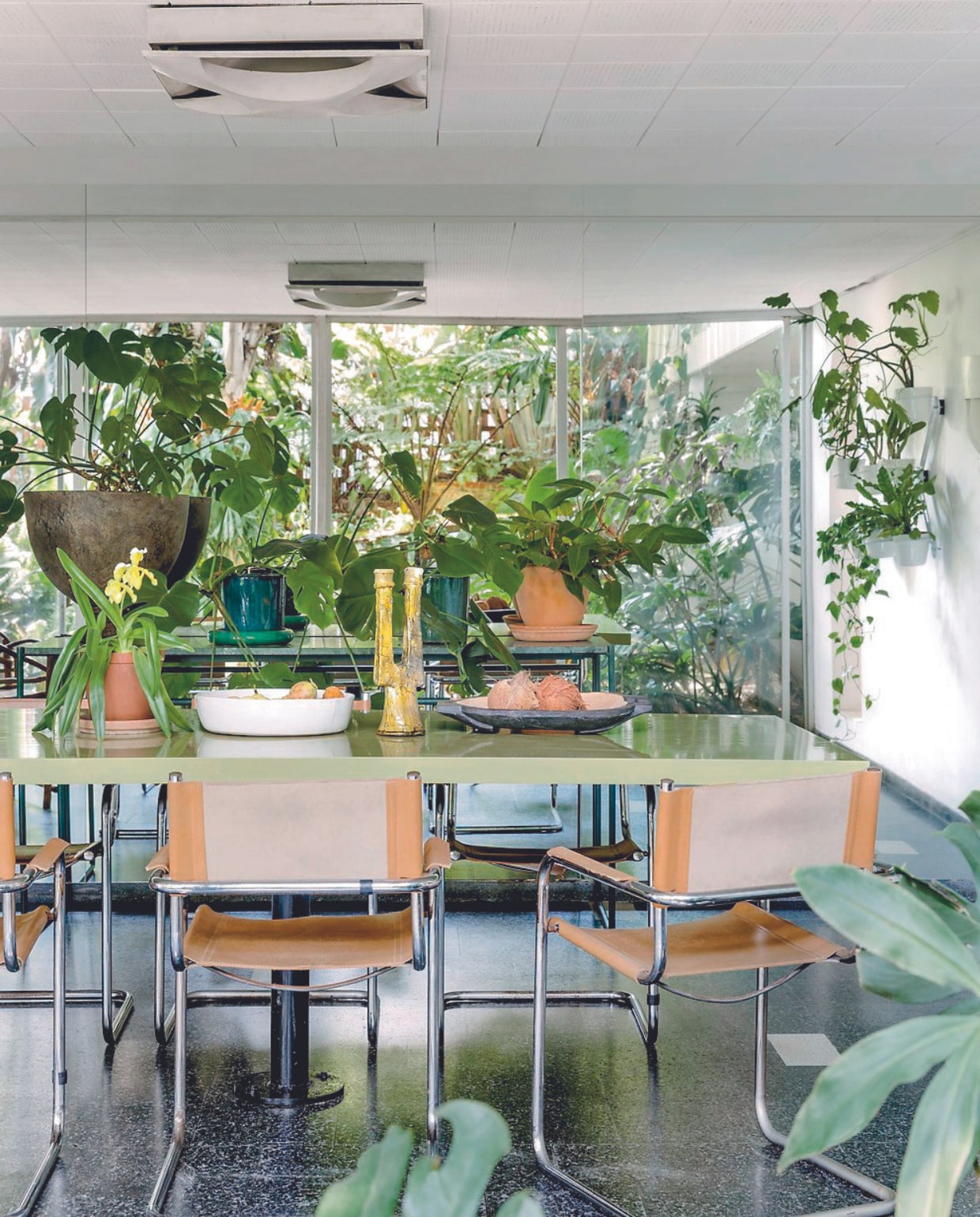 Vloer terrazzo. Eettafel bevestigd aan de vloer, behorend bij het huis. Stoelen Marcel Breuer via Gumtree. vtwonen binnenkijkspecial 07-2024 | productie Living Inside | styling Luanne Toms | fotografie Lar Photography